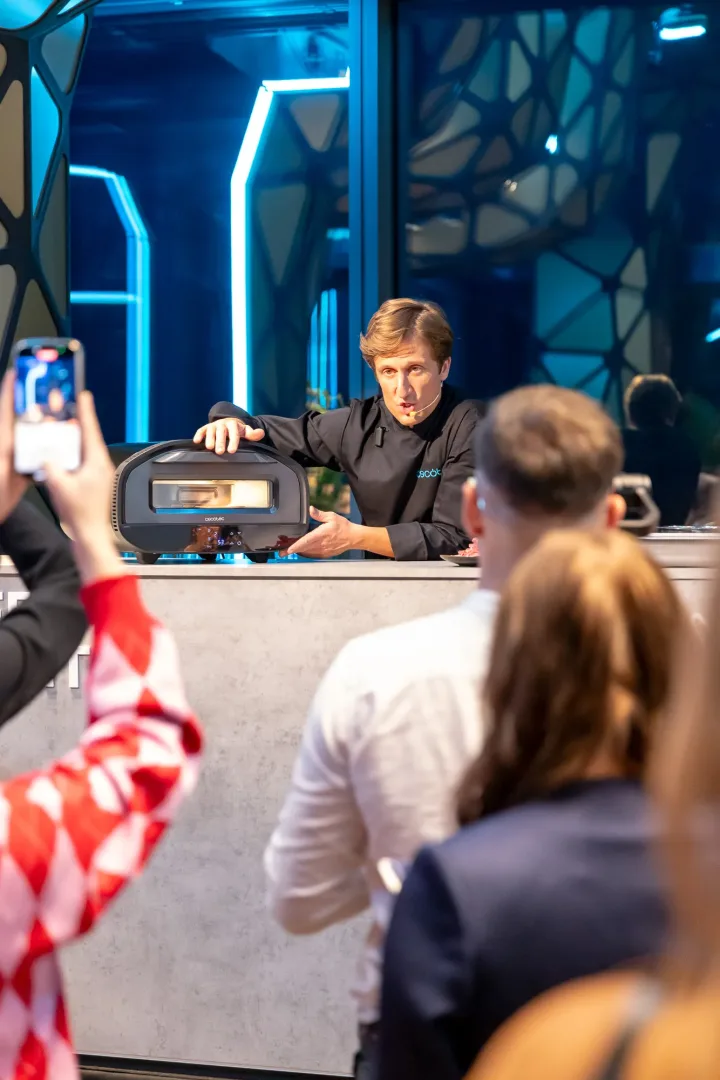 David Gaboriaud gotujący potrawy z wykorzystaniem sprzętu hiszpańskiej marki.