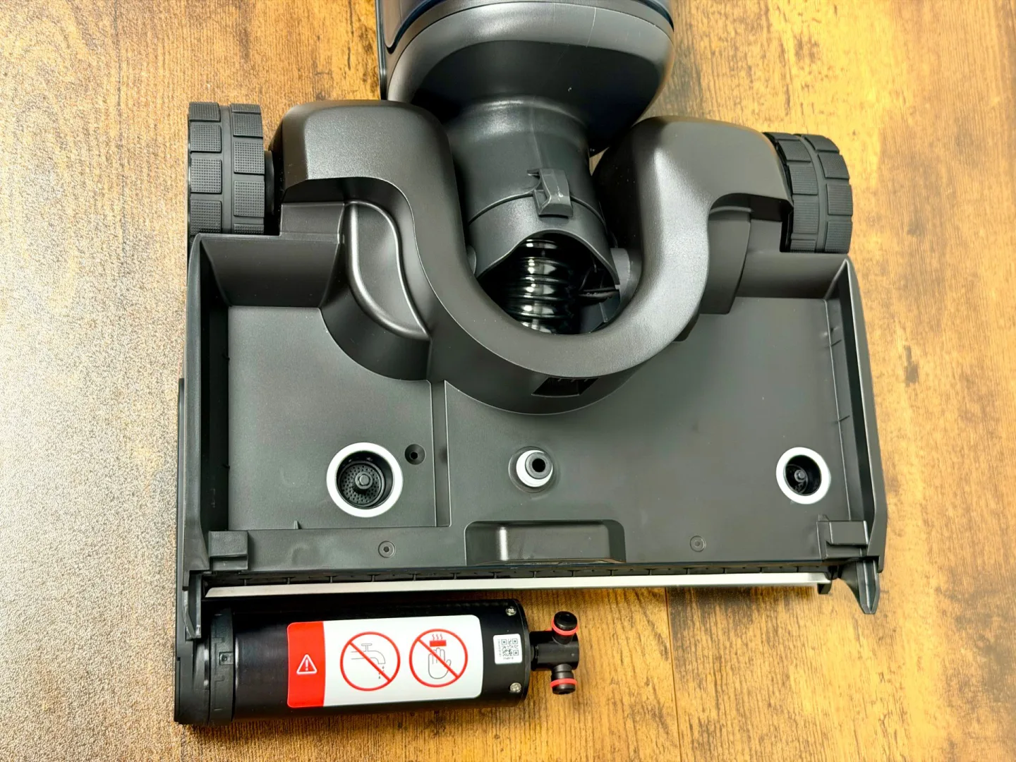 Roborock F25 Ace Pro - silnik z rozpylaczami wody, która trafia na rolkę.