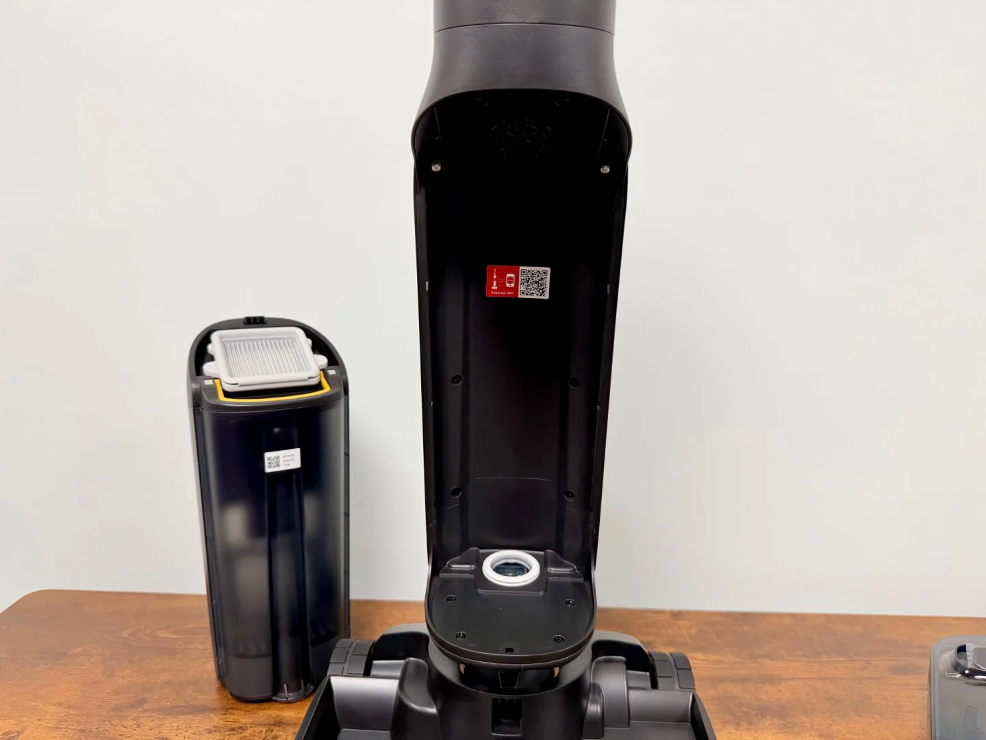 Roborock F25 Ace Pro - w tle widoczny zbiornik na brudną wodę.