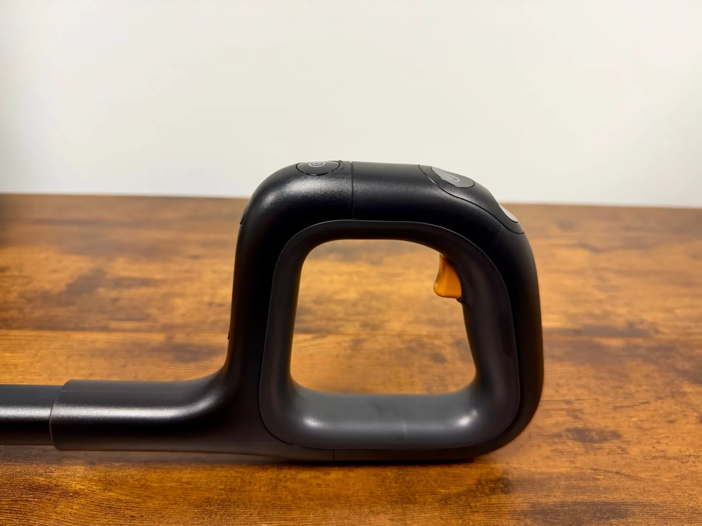 Roborock F25 Ace Pro - rączka i widoczny spust, którym aktywujemy pianę.