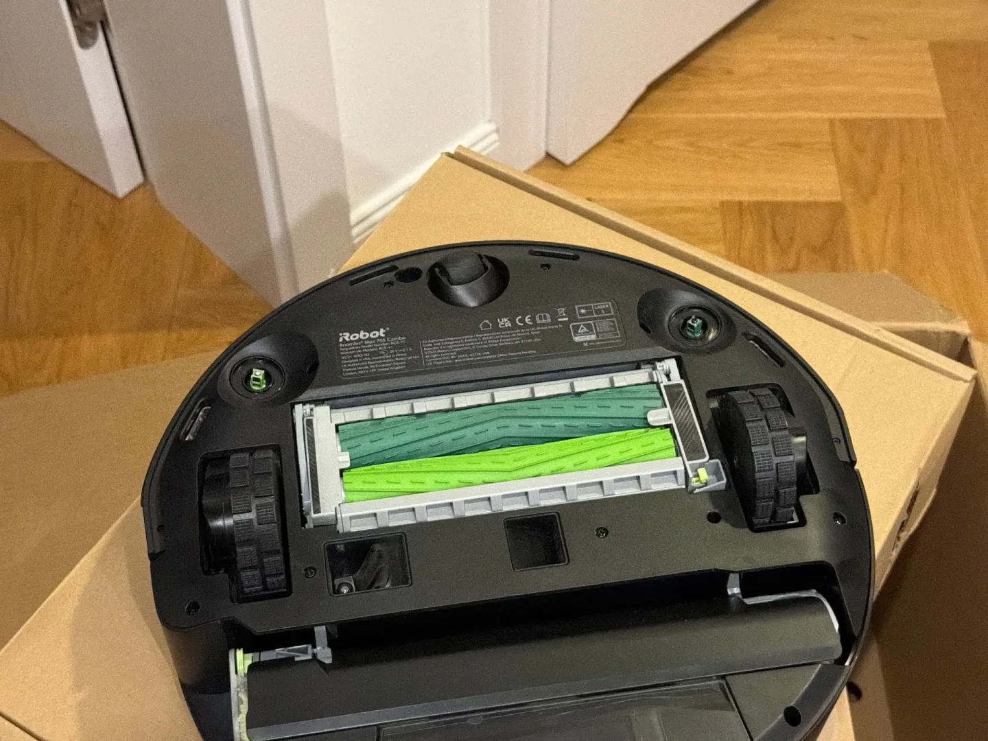 iRobot Roomba Max 705 Combo - robot sprzątający z wałkiem mopującym.