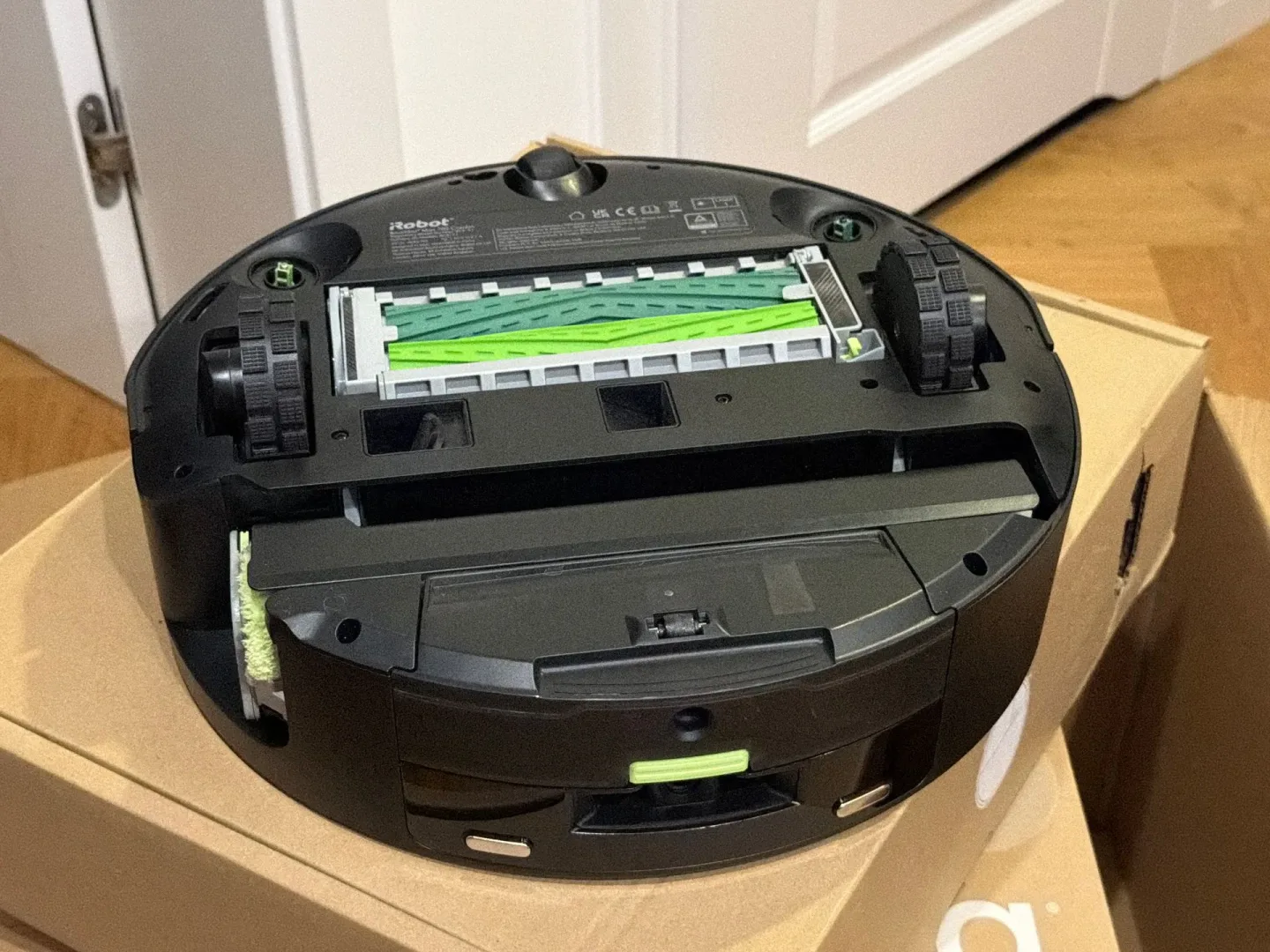 iRobot Roomba Max 705 Combo - robot sprzątający z wałkiem mopującym.