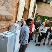 Senthoorran Rajendran prezentuje roboty sprzątające ECOVACS.