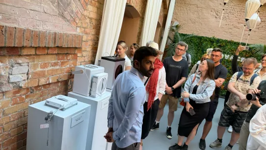Senthoorran Rajendran prezentuje roboty sprzątające ECOVACS.