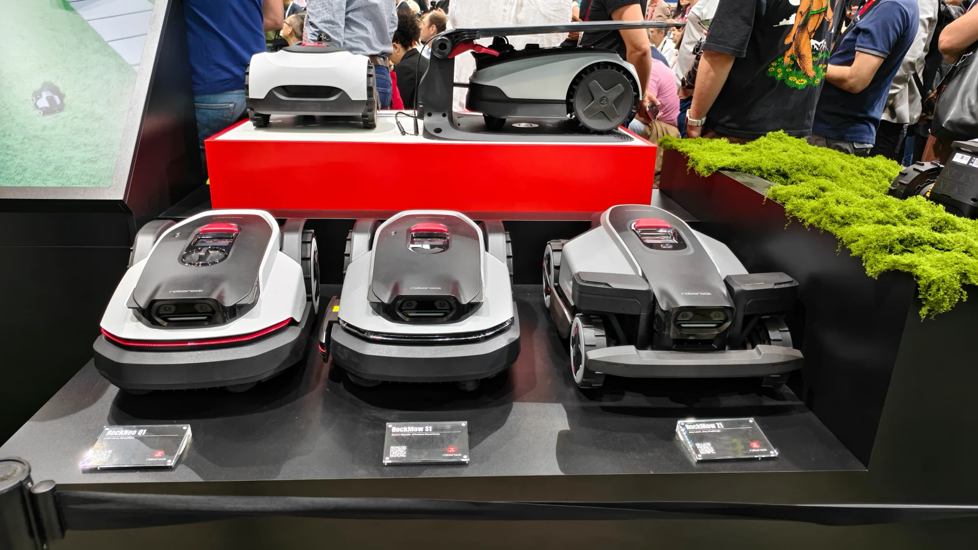 Relacja Roborock z IFA 2026. Na zdjęciu roboty koszące